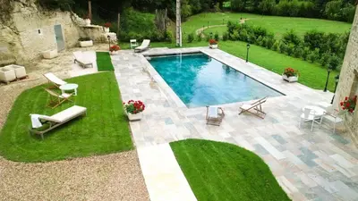 Piscine de l'établissement Hôtel Laroche Ploquin ou située à proximité