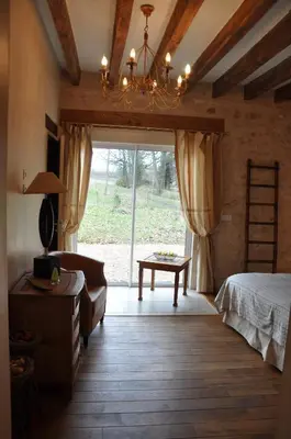 Télévision ou salle de divertissement dans l'établissement Les Pierres D'aurèle Chambres d'Hôtes