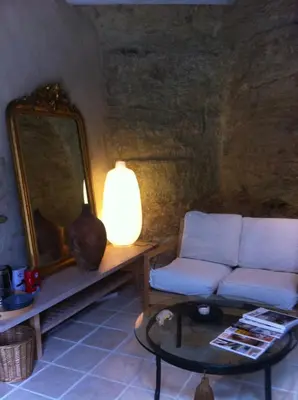 Coin salon dans l'établissement Troglodyte loft
