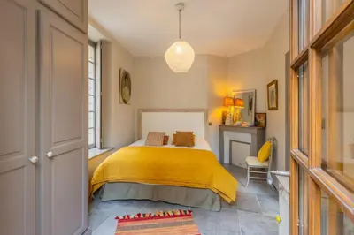 Un ou plusieurs lits dans un hébergement de l'établissement Maison Joséphine avec garage privé