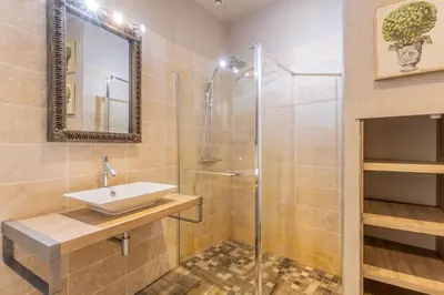 Salle de bains dans l'établissement Maison Joséphine avec garage privé
