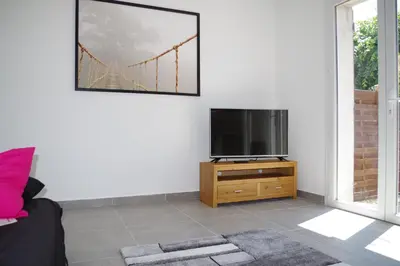 Télévision ou salle de divertissement dans l'établissement Perreux