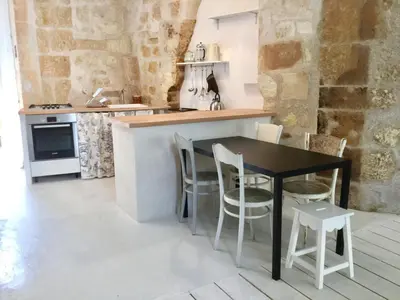 Cuisine ou kitchenette dans l'établissement La petite maison d’à côté, au n°11