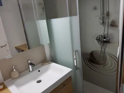 Salle de bains dans l'établissement Séjour de charme au cœur de Tours avec extérieur