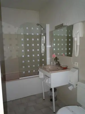 Salle de bains dans l'établissement La Croix Blanche
