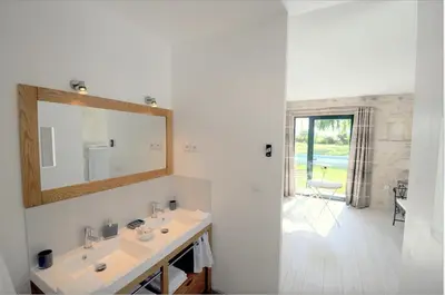 Salle de bains dans l'établissement FERME DE L'EREAU