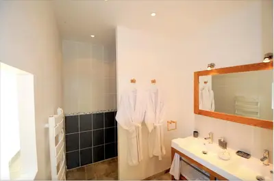 Salle de bains dans l'établissement FERME DE L'EREAU