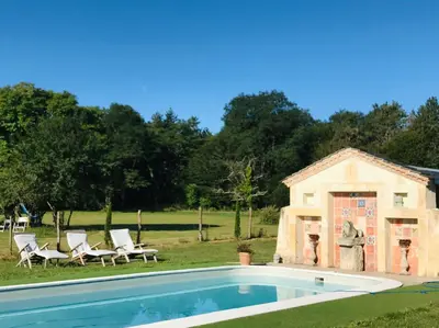 Piscine de l'établissement Château De Chambiers ou située à proximité