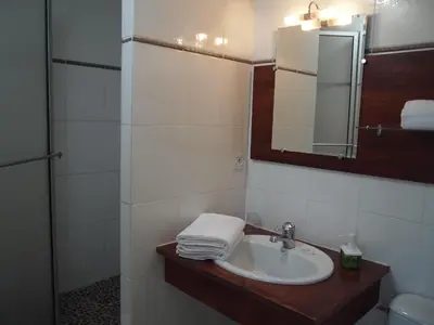 Salle de bains dans l'établissement Hotel Colbert