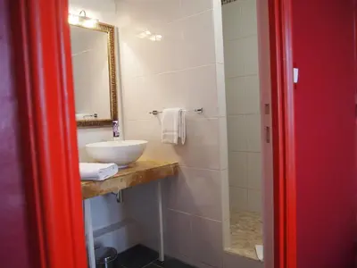Salle de bains dans l'établissement Hotel Colbert