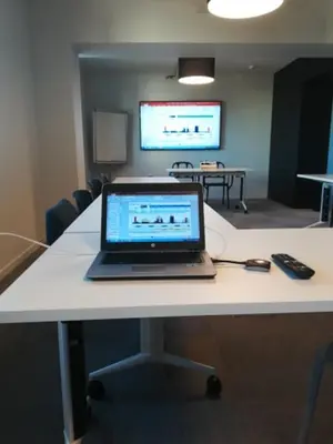 Télévision ou salle de divertissement dans l'établissement Campanile Le Mans Centre - Gare