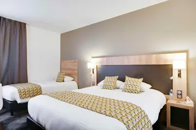 Un ou plusieurs lits dans un hébergement de l'établissement Brit Hotel Confort Loches