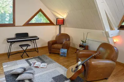 Coin salon dans l'établissement Le Loft Moderne et Chaleureux avec Vue Verdoyante