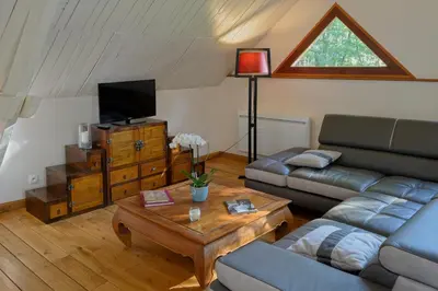 Coin salon dans l'établissement Le Loft Moderne et Chaleureux avec Vue Verdoyante