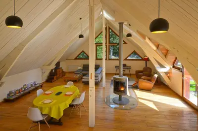 Coin salon dans l'établissement Le Loft Moderne et Chaleureux avec Vue Verdoyante
