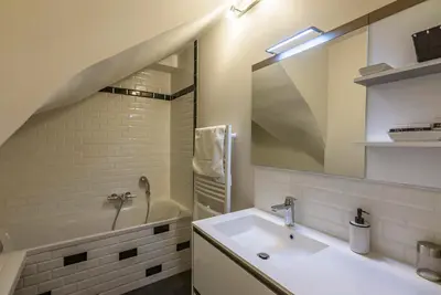 Salle de bains dans l'établissement La Tour de Lierre