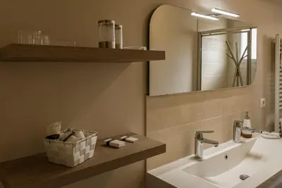 Salle de bains dans l'établissement La Tour de Lierre