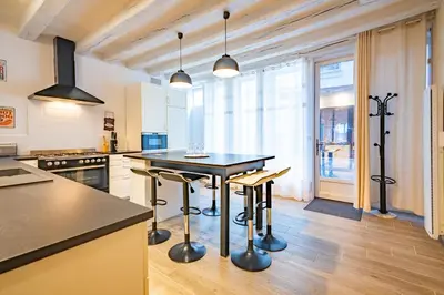 Cuisine ou kitchenette dans l'établissement Gîte Jeanne D'Arc