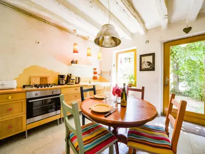 Cuisine ou kitchenette dans l'établissement Holiday Home Au Soleil Joyeux by Interhome
