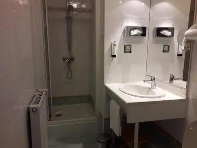 Salle de bains dans l'établissement Logis La Renaissance