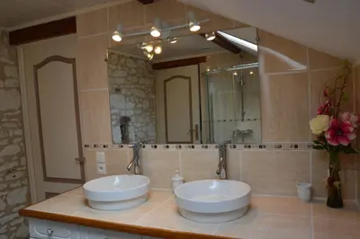 Salle de bains dans l'établissement Aux Jardin's de la Bosniere