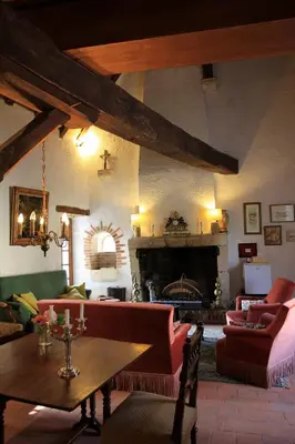 Coin salon dans l'établissement Chateau-monastère de La Corroirie