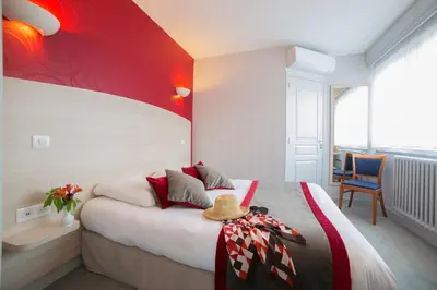 Un ou plusieurs lits dans un hébergement de l'établissement Logis Hôtel Auberge de la Rose