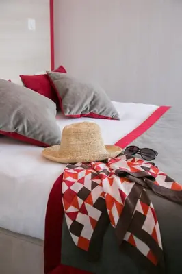 Un ou plusieurs lits dans un hébergement de l'établissement Logis Hôtel Auberge de la Rose