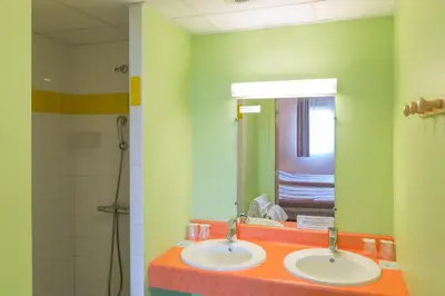 Salle de bains dans l'établissement Pressoir Hôtel