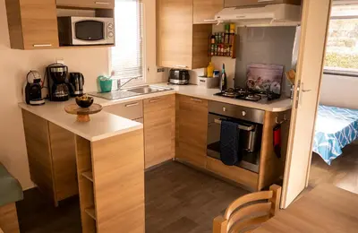 Cuisine ou kitchenette dans l'établissement MOBILHOME Familial