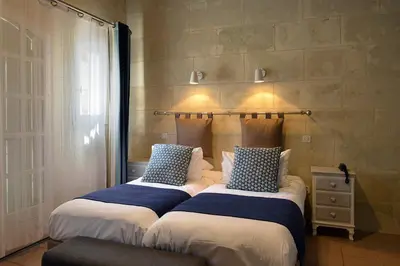Un ou plusieurs lits dans un hébergement de l'établissement Logis Auberge Le Colombien - Hôtel et Restaurant