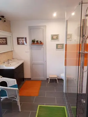 Salle de bains dans l'établissement Le Moulin du Bourg