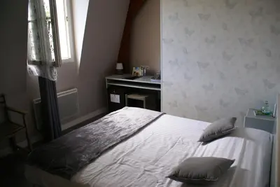 Un ou plusieurs lits dans un hébergement de l'établissement Logis Hotel Restaurant Le Vedaquais