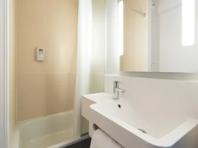 Salle de bains dans l'établissement B&B HOTEL Blois Sud Vineuil