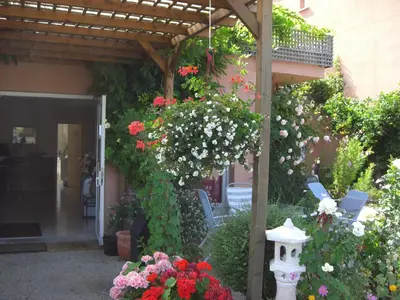 Jardin de l'établissement Hotel Au Sans Souci