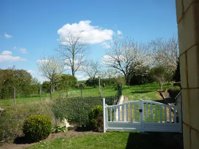 Jardin de l'établissement Gite Maison de campagne 86120-22 couchages