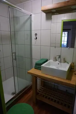 Salle de bains dans l'établissement Gite 3* pour 2 