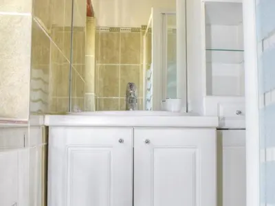 Salle de bains dans l'établissement Séjour de charme en Touraine, proche châteaux et nature - FR-1-381-85