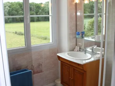 Salle de bains dans l'établissement Séjour Authentique au Cœur des Vignes de Chinon - FR-1-381-445