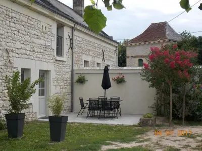 Jardin de l'établissement Gîte confortable à Huismes, proche de Chinon avec cour fermée - FR-1-381-370