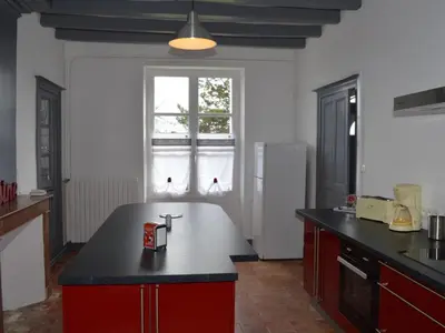 Cuisine ou kitchenette dans l'établissement Charmante maison avec jardin privé, cheminée et WIFI - FR-1-381-67