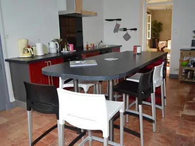 Cuisine ou kitchenette dans l'établissement Charmante maison avec jardin privé, cheminée et WIFI - FR-1-381-67
