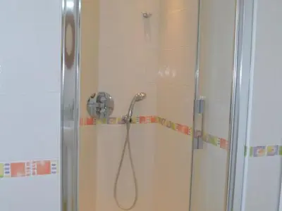 Salle de bains dans l'établissement Charmante maison avec jardin privé, cheminée et WIFI - FR-1-381-67