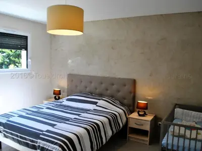 Un ou plusieurs lits dans un hébergement de l'établissement Grande maison moderne avec piscine à Tours, proche du centre-ville et de la Loire à Vélo - FR-1-381-231