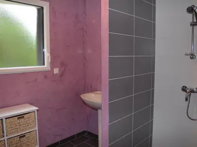 Salle de bains dans l'établissement Grande maison moderne avec piscine à Tours, proche du centre-ville et de la Loire à Vélo - FR-1-381-231