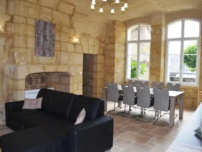 Coin salon dans l'établissement Maison troglodyte de charme avec salle de jeux et spa à Vouvray - FR-1-381-87