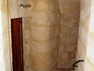 Salle de bains dans l'établissement Maison troglodyte de charme avec salle de jeux et spa à Vouvray - FR-1-381-87