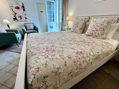 Un ou plusieurs lits dans un hébergement de l'établissement Sans Souci Bed and Breakfast Luxe Heated Pool and Restaurant