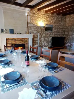Télévision ou salle de divertissement dans l'établissement Maison spacieuse à Assay avec jardin et cheminée