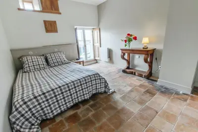 Un ou plusieurs lits dans un hébergement de l'établissement Maison spacieuse à Assay avec jardin et cheminée
